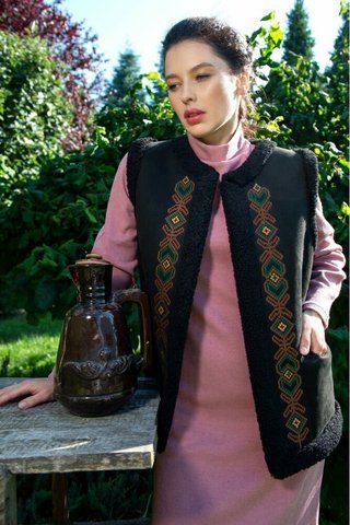 Жіночий жилет із екодубляжу з вишивкою MKSMV140-915 SEAM MKSMV140-915 фото