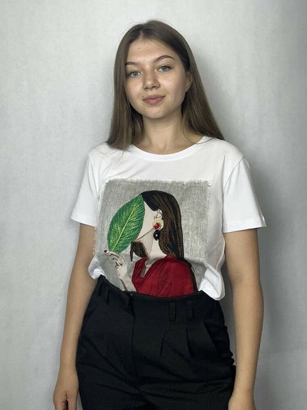 Жіноча літня футболка з аплікацією прямого силуету NORA KVITTIN MKNK200432-1 MKNK200432-1 фото