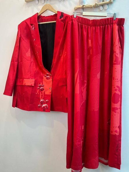 Женский брючный костюм оверсайз с авторскими принтами Modna KAZKA MKBL2411-2 MKBL2411-2 фото