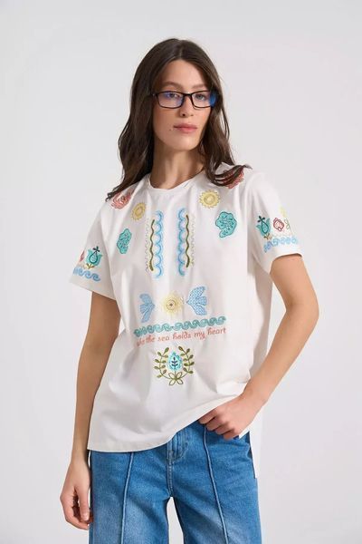 Жіноча футболка з вишивкою та розрізами трикотажна RICA MARE MKRM4328 MKRM4328 фото