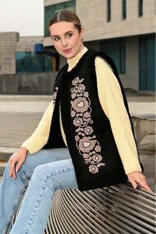 Жіночий жилет із екодубляжу з вишивкою MKSMV140-939 SEAM MKSMV140-939 фото