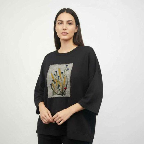 Жіночий світшот оверсайз з аплікацією та розрізами Волошки Modna KAZKA MKNK03430 MKNK03430 фото